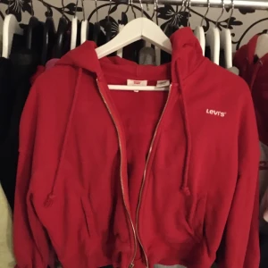 Levis huvtröja - Denna tröja är sjukt snygg ,jag har dock tröttnat på den använder den inte alls faktiskt. Det är en XS men den är ganska ”stor” i själva modellen. Du betalar frakten. 