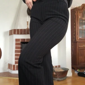 Kostymbyxor - Randiga kostymbyxor köpt på secondhand. Säljer för jag inte fått användning för dem, så fina och diskret randiga. 