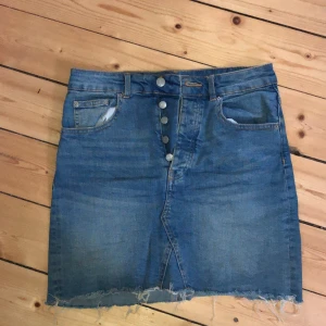 Jeanskjol - Jättefin jeanskjol från Gina. Perfekt till sommaren. Säljer då jag tröttnat på den men den är i fint skick. Frakt tillkommer på 66kr/45kr beroende på om det ska vara spårbart eller inte