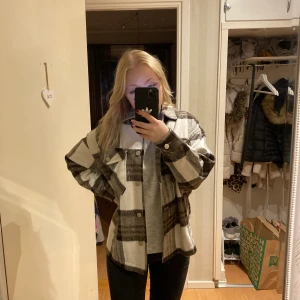 Skjortjacka  - Superfin skjortjacka i storlek 36 från Chiquelle, lappar kvar och den är oanvänd. Helt ny med andra ord! Säljer för att jag ångrat mig, kostar 500kr + frakt. Nypris 699kr ✨ Betalas med Swish och köparen står för frakten 💗