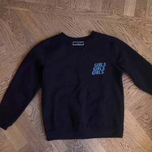 Mörkblå collegetröja ”girls girls girls” - Mörkblå collegetröja med broderad text, köpt second hand på Humana. Begagnat skick, fint bevarad färg och passform. Kan mötas upp eller skickas mot frakt 🌟