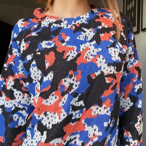 💙 artsy mönstrad stickad monki-tröja 💙 - säljer en mysig stickad tröja från monki med coolt spräckligt konstnärligt mönster! så gott som oanvänd! ✨ frakt tillkommmer! budning vid flera intresserade! kontakta vid frågor! 💌 