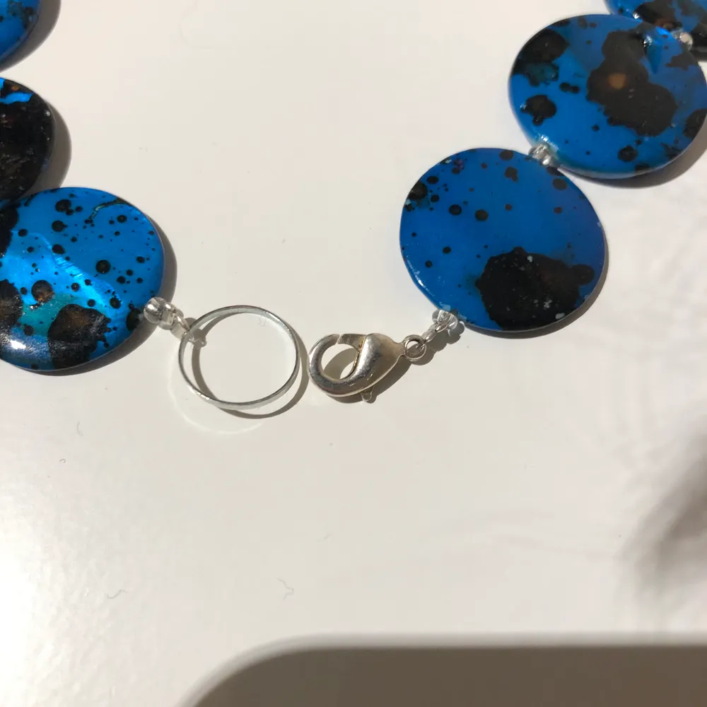 Ett handgjort halsband med glaspärlor som skimrar häftigt i blått. Tyvärr blir det mest liggandes hemma hos mig numera!❤️ Halsbandet är 47 cm långt.. Accessoarer.
