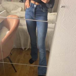 Utsvängda blå jeans  - Ur snygga brallor Köpta på Ginatricot nypris 399kr och säljes för 100kr , inte helt lågmäldjade men inte heller högmidjande bra skick säljes för kommer inte till användning i garderoben 