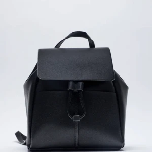 ZARA, ryggsäck - Säljer denna ryggsäck från Zara. Den ser så gott som ny ut då den inte alls är gammal och inte använts så mycket. Köpt för 299kr. 