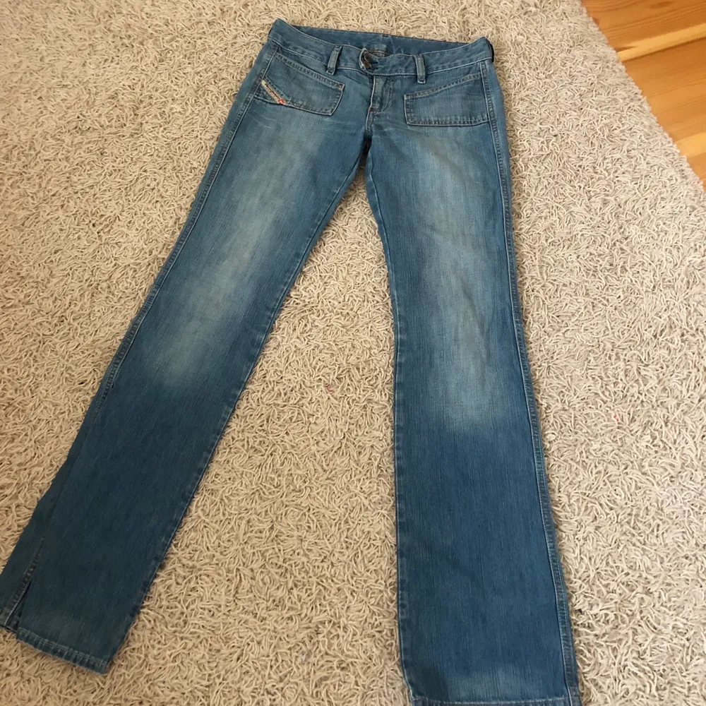 Superfina low waist utsvängda jeans från Diesel ❤️ Har inga bilder på pga för små för mig. Midjemått: 75cm. Innerbenslängd: 83cm. Passar nog bäst på en XS . Jeans & Byxor.