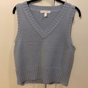 Ljusblå sweater best  - Jättefin ljusblå sweater vest från MNG basic. Storlek XL, men passar som M, jag har M-L. Oversized på Xs-S. Som ny. SAMFRAKTAR