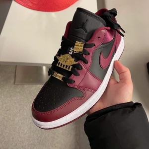 Nike jordans, 37,5 - Nike jordans lows , sparsamt använda vid  2 tillfällen. Skicket är så gott som nya. 