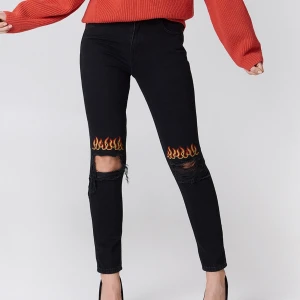 Jeans med flame  - As coola jeans från NAKD i storlek 34. Tyvärr så kommer jag inte i dom längre så därför använder jag en bild från google. Fortfarande i bra skick förutom att färgen har blivit lite urtvättad