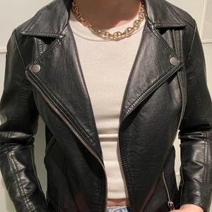 Skinnjacka - Skinnjacka från Cubus i storlek 146 men passar även XXS. Säljer pga för liten. Super fin och i bra skick!