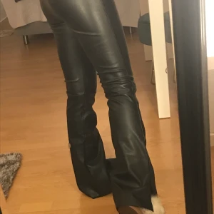 Svarta skinn bootcut  - Ett par otroligt balla byxor från NA-KD med slits 