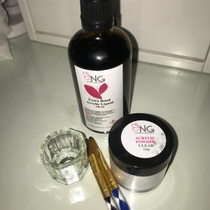 Akryl kit  - Säljer min lila akryl kit från nagel giganten det är acryliq liquid o powder o 2 borstar som medföljer. Pris kan diskuteras vid snabb affär!  Budet ligger på 250kr förtillfälet 💕