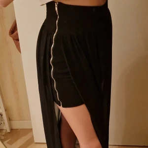 Kjol - Jätte fin kjol som är öppen på sidan, bara använd 1 gång. Säljer då jag tycker innerkjolen är för kort, vet inte vars den är ifrån eftersom att jag har fått den. Jätte bra skick och perfekt till nu till sommaren
