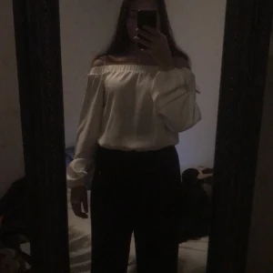 Tröja från bikbok strl S - Köptes sommaren 2020, har Använt några få gånger sedan har den bara legat i garderoben. Original priset var 250