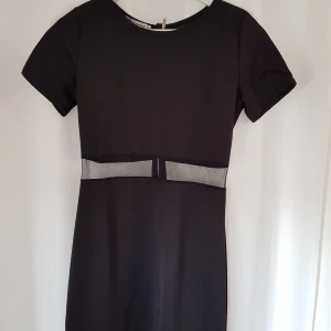 Svart klänning strl S - Tajt snygg klänning