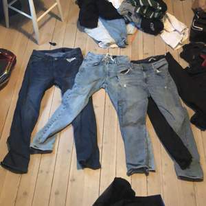 Jeans och chinos från hm säljer de för 40 kr styck eller alla för 150  köparen står för frakten