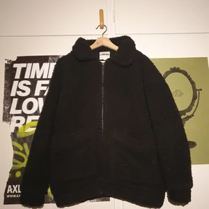 I.AM.GIA teddyjacka - Jättefin teddyjacka från det trendiga märket I.AM.GIA. Har använts en del men är fortfarande i väldigt bra skick. OBS! Mycket stor i storleken. Köpare står för frakten.