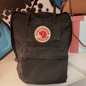 Svart fjällräven väska  - Svart fjällräven väska/ryggsäck i nytt skick. Startpris 450 buda i kommentarerna eller skicka meddelande 