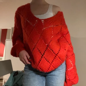 Stickad tröja  - Säljer denna fina röda stickade tröja. Den är köpt här på plick men passade inte mig så säljer vidare💕 Skriv privat för fler bilder. Köparen står för frakt!