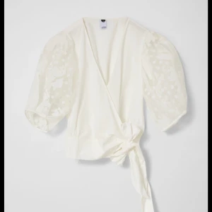 Vit blus - Säljer denna superfina blusen från Mq. Den är helt ny med prislappen på och den har i ha defekter. Köparen står för frakten.💗💗💗