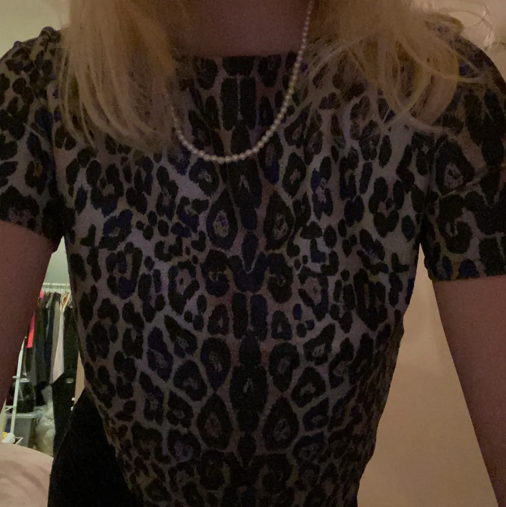 Fin leopard t-shirt i storlek xs men passar mig som är s-m också, jättefint skick! . T-shirts.