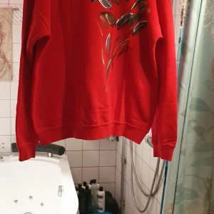 Tröja  - I bra skicka och ser ut fint. Passar xxs_l beror hur man vill ha på sig. Finns flera bilder och användade 2 dager.köpare star pa frakt 
