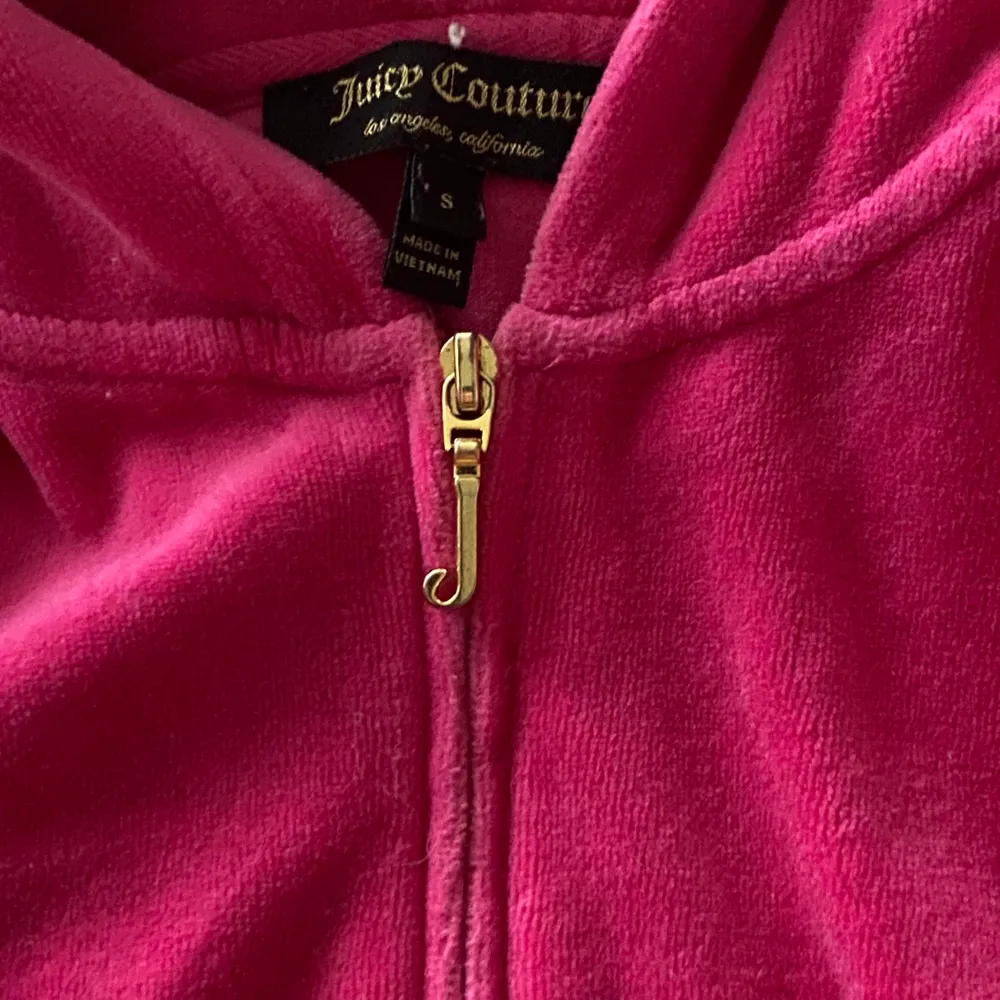 Säljer min rosa juicy couture tröja, storlek S i rosa sammet, med coolt tryck bak + stenar. Super mysig och ny. Använd typ 3 gånger. Inga hål eller fläckar. Säljer då jag redan har ett annat set. Hör av dig om du har någon fråga eller är intresserad! :) får jag ett bra pris med en gång säljer jag den med en gång, annars blir det budning <3. Tröjor & Koftor.