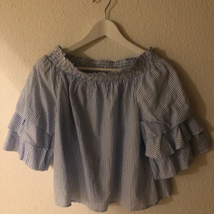 Offshoulder blus - Randig offshoulder blus från Gina tricot. Storlek 36. Nyskick. Köparen står för frakt.
