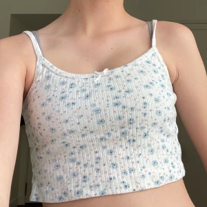 Jätte sött blommig brandy melville topp! - Super sött topp från brandy melville! Med små söta blåa blommor! Messa innan du köper 