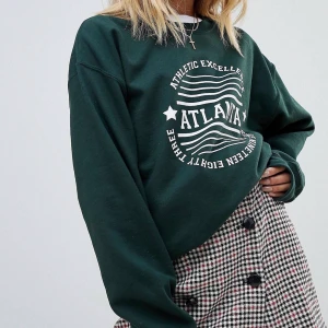 Collegetröja - Säljer denna mörkgröna collegetröjan från asos! Kommer inte till användning, tycker inte färgen passar mig... ord pris.280kr, köparen står för frakten💕BUD: 266 inkl frakt!