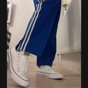 converse - Vita låga converse i storlek 37. Köparen står för frakten💗