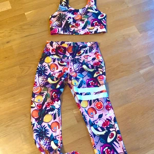 Stronger set  - Helt oanvänd stronger träningset. Tightsen är högmidjade. Storlek S på allt. Köpt för 1300. Säljer för 1100 + 66 kr frakt. Helt slut i lager på hemsidan!