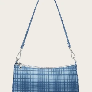 Baguetteväska - Blå rutig baguetteväska från shein. Använd 2-3 ggr men är i nyskick. Köparen står för frakt! 