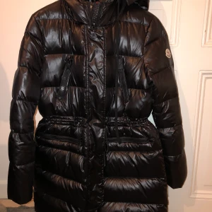 Moncler jacka Dam. - Svart Moncler Dunjacka i mycket bra skick. Storlek 3 motsvarar en M. 