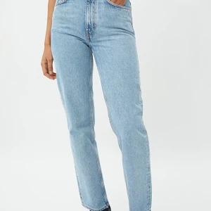 Vovage jeans - Har ett hål på knät som jag har gjort själv därav priset . Storlek 27/32 