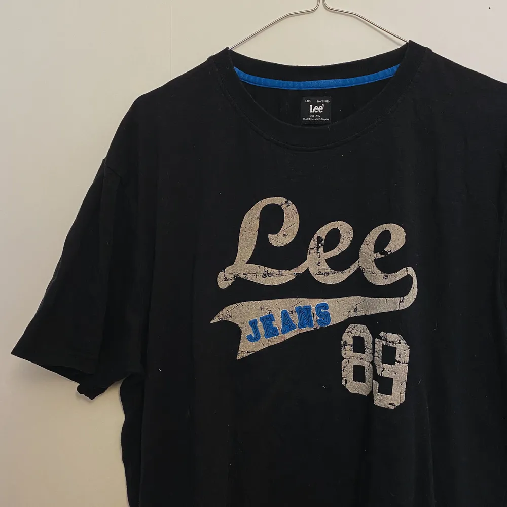 vintage tshirt från Lee med tryck. syns dåligt på bild men den är svart! knappt använd så i fint skick. skickas mot fraktkostnad, kan diskutera pris så var inte rädda för att höra av er :). T-shirts.
