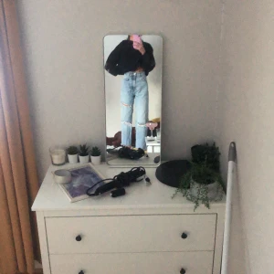 Raka jeans - Ett par fina raka jeans med hål från zara. Dom sitte ganska löst på mig men dom är väldigt korta på mig som är 156cm.