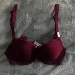 Victoria’s secret BH - Supersnygg och mjuk BH från Victoria’s secret som jag beställde men tyvärr är för liten för mig! Storlek 30B vilket jag skulle säga motsvarar en 65/70A, aldrig använd endast provad!!🥰