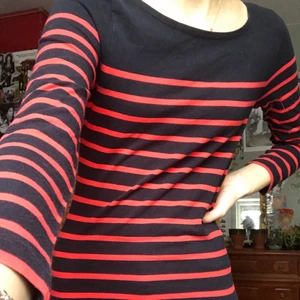 Randig långärmad - Snygg randig långärmad tröja, i färgena röd och mörkblå. Köpt second hand