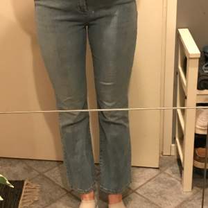 ljusfärgade jeans ifrån ivy, storlek 28 i midjan och är korta i benen 
