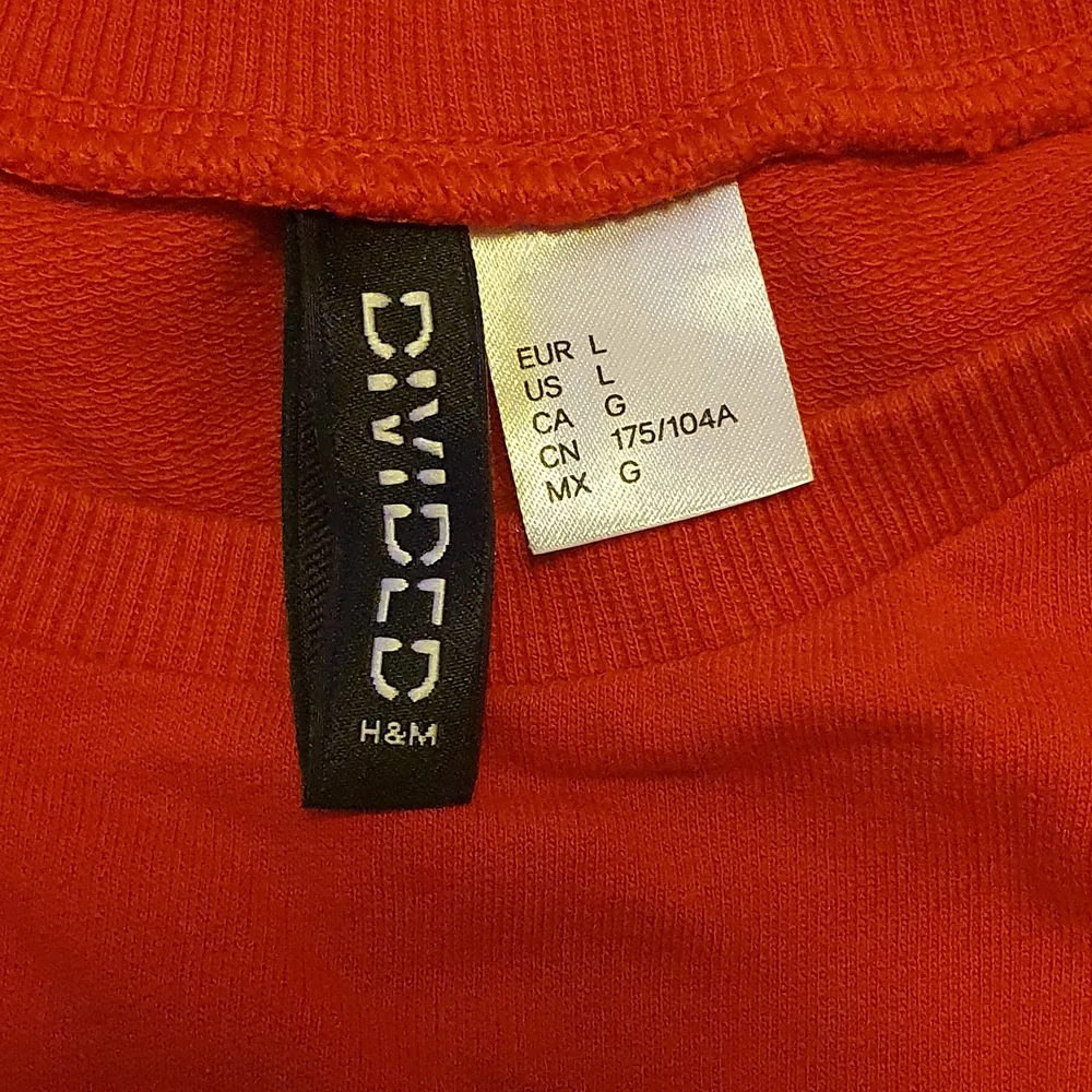 Röd croppad tröfa från H&M, med texten 