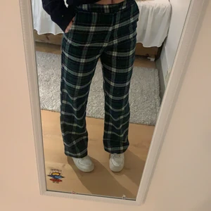 Fina byxor från brandy melville🤠 - Jättesnygga blå och grön rutiga byxor från brandy melville! Dom är i super skick och jättesköna. De ser ut som pyjamas byxor men dom är i ett helt annat material🤪❤️ Dom är ganska långa på mig som är 170cm. Frakt tillkommer!💕💕