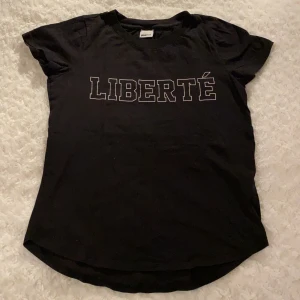 T-shirt från Gina tricot strl XS - T-shirt från Gina tricot i storlek XS 🖤🖤 Denna t-shirt är i fint skick! Samfraktar gärna med andra plagg och betalning sker via Swish <33