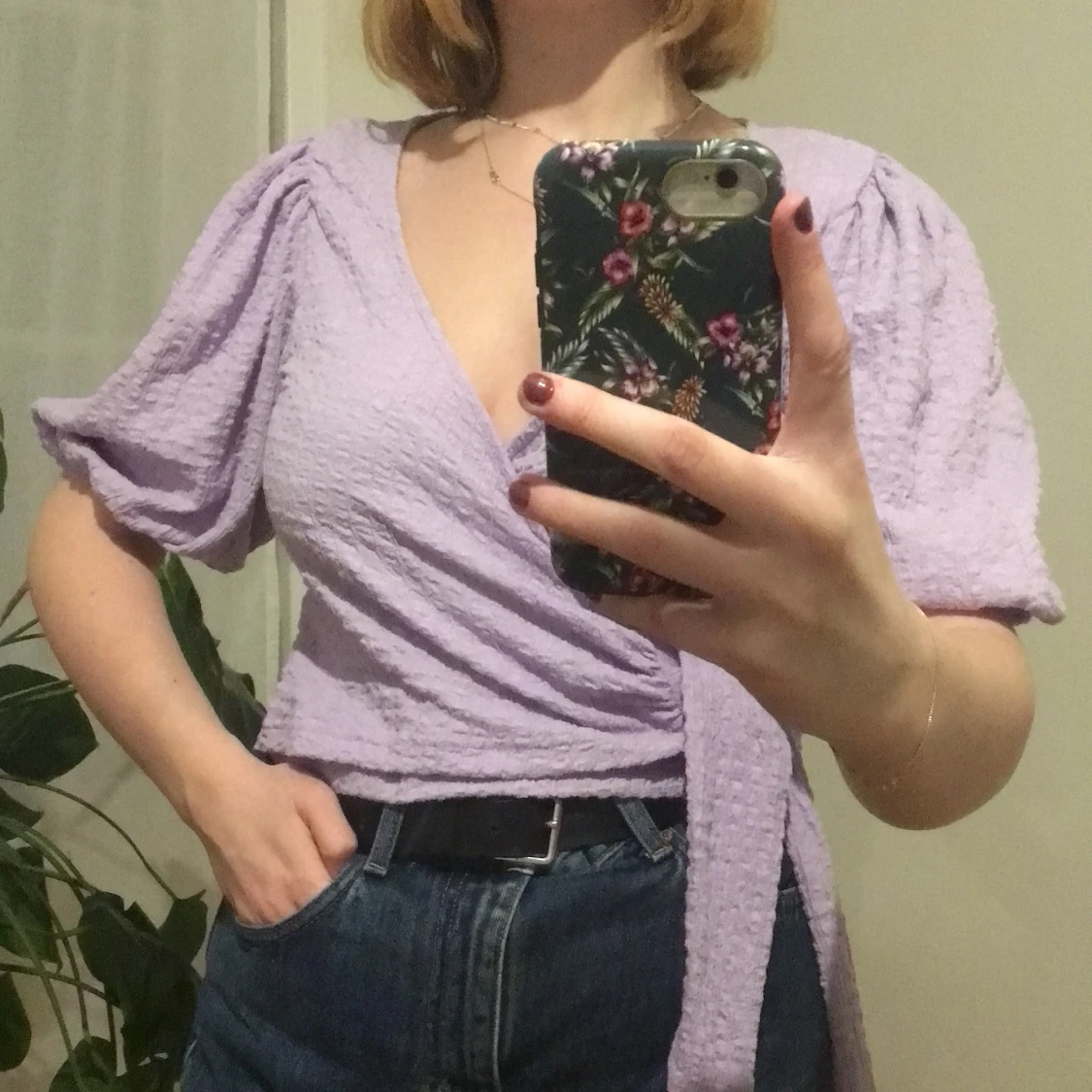 Oanvänd topp med puffärmar