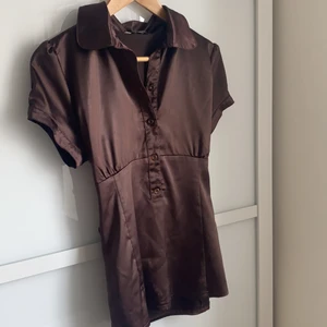 Brun satin blus - Min mammas gamla bruna satin blus✨ Så fin, lite sliten längst ner (fråga om bild), men inget man tänker på🥰 Står savann på lappen☺️ Går inte att se vilken storlek då de försvunneten passar nog en s-m eftersom att den går att knyta i midjan🤎