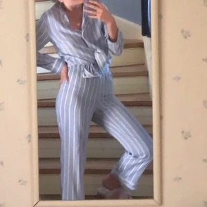  Ljusblå pyjamas  - Använd fåtal gånger, säljer då den är för liten för mig nu. Men verkligen så fin,  jättefin blå färg 💙☁️🦋🤍  köparen står för frakt 💕