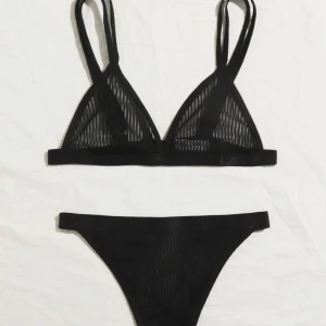 Svarta ubderkläder - Helt nya, kom idag. För små för mig tyvärr. Passar någon med mindre byst. Jag har B och den är för liten tyvörr