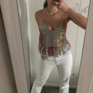 Glittrig regnbågsfärgad topp  - Så fin regnbågsfärgad topp från Zara. Älskar den men tyvärr är den för liten nu så säljer den!