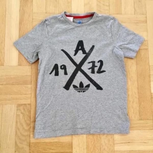 Adidas t-shirt i storlek S - Grå t-shirt från adidas i storlek 164, motsvarar en vanlig S. Använd kanske 3 gånger så i mycket fint skick. 