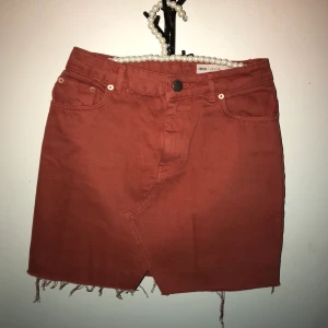 KOPPARBRUN JEANSKJOL - Superfiiin jeanskjol från ASOS🤎 Använd endast en gång. Har en liten slits på framsidan. 